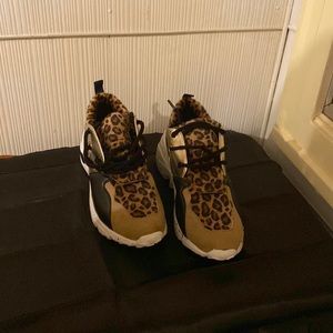 ANIMAL PRINT WOMENS SHOES SIZED 11